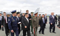 Kuzey Kore lideri Rus bombardıman uçaklarını ve savaş gemisini inceledi