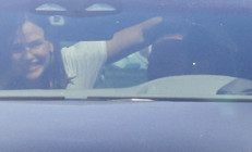 Eski aşıklar bir arada... Otomobilde sıcak dakikalar: Arka koltuktan uzanıp sarıldı