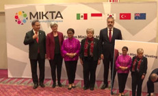 Bakan Fidanın hassasiyeti takdir topladı: Türk Bayrağını yerde bırakmadı