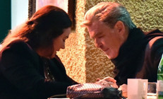 Emektar oyuncunun karısına aşkı hiç azalmıyor:  Kahverengi gözlü güzelimin her yaşına bir kırmızı gül