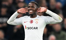 Galatasarayda Wilfried Zaha, Manchester United tribünlerini çıldırttı