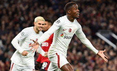 Galatasaray, Manchester Unitedı dize getirdi Old Traffordda 5 gol, 1 penaltı ve 1 kırmızı