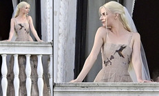 Ünlü oyuncu uzaktaki sevgilisine kavuştu. Kalbindeki kuşlar gelinliğine uçtu