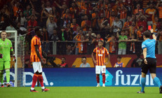 Galatasaray - Beşiktaş derbisinde Mert Günok ihraç edildi Kariyerindeki ilk kırmızı...