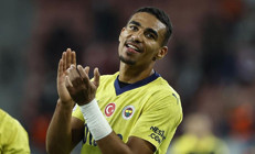 Fenerbahçede Djikunun ayak parmağında kırık tespit edildi