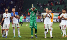 Galatasaraylı futbolcu kaşındaki şişliği umursamadı: Önemli olan 3 puan