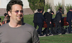 Friends dizisinin yıldızı Matthew Perry son yolculuğuna uğurlandı:  Hepimiz senin için buradayız... Elveda arkadaş