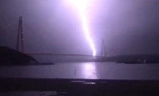 İstanbulda gökyüzü şimşeklerle aydınlandı