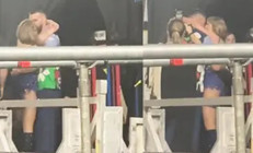 Konseri bittiği gibi sevgilisinin kollarına koştu: İlk aşk öpücüğünün fotoğrafı