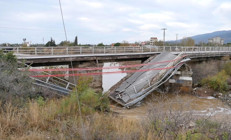 Edremitte kuvvetli yağışta köprü kısmen çöktü