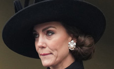 Kim söylemiş her şeyin değiştiğini: Balkona çıktı, kocasına büyük aşkını fısıldadı