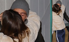 Şimdi yine dedikodu çıkacak... Kapı önünde sarmaş dolaş oldular