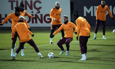 Manchester United maçı hazırlıklarını tamamlayan Galatasarayda Abdülkerim Bardakcı gelişmesi