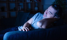 Neden kanepede kolayca uykuya dalarken yatağa gidince uyumakta zorlanıyoruz Bilim insanları açıkladı... Öğrenilmiş uykusuzluk