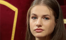 O elbiseyi boşuna giymemiş... Ailesinin gül yüzlüsü mesajını böyle verdi