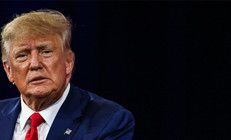 Trump bunu da yaptı: Üstüne kendi resmini bastı, yok satıyor...