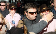 Ünlü şarkıcının babası elden ayaktan düştü, bir bacağı kesildi ama kızı onu affetmiyor: Hayatımdan çaldığı yılları geri veremez