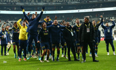 Fenerbahçeli futbolcular derbi galibiyetini deplasman tribünüyle paylaştı