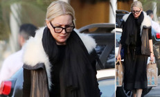 Yaşlıyım diye tezgahtarlık işi de vermiyorlar.... Eski varlıklı günlerinden geriye sadece kıyafetleri kaldı