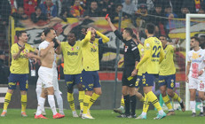 Fenerbahçede kırmızı kart gören Fredin eşinden tepki