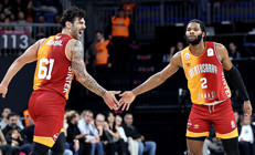 Müthiş derbide kazanan Galatasaray Ekmas Sarı - kırmızılılar, Beşiktaş Emlakjeti 6 sayı farkla mağlup etti...