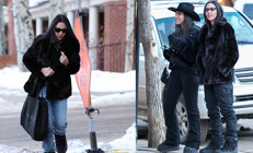 83 yaşındaki efsane aktörün çocuğunu doğurmuştu… Çuvalla parayı da cebine koydu Artık tek başına geziyor…