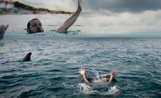 Film değil gerçek Denizin ortasında başına gelmeyen kalmadı: Teknesinden düştü, akıntıya kapıldı, köpekbalıkları yanına geldi...