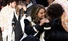 Aşıklar el ele ortaya çıktı... Bütün gece kulağına aşk sözleri fısıldadı…