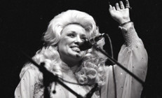 Ünlü şarkıcı tam 55 yıldır evli... Tanrı benim çocuk doğurmama izin vermedi... Çünkü bütün çocuklar benim olsun istedi