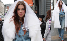 Yine bulmuş giyecek ilginç bir kıyafet: Damat yok ama duvağı başında