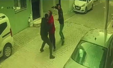 İzmirde silahlı kavga: Sokaktaki kadını kalkan olarak kullandı