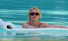 ‘Ünlü diye her istediğini yapamaz’ Yıldız ismin havuzunda çıplak yüzdüğü otele girişi yasaklandı