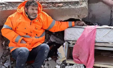 Fotoğrafı tüm dünyayı ağlatmıştı... Enkaz altındaki kızının elini bırakmayan babadan yürek yakan sözler