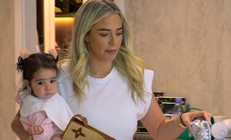 Al canım oyna... Nasıl olsa babanın çok parası var... Milyonluk çantalarını küçük kızına oyuncak etti