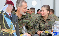 Asker kızıyla aynı yemeğe kaşık salladı... Güzelim, geleceğim, gururum benim