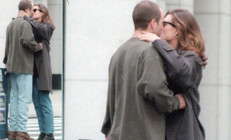 Eski kocam benden daha ünlüydü... Onun yanında kendimi küçücük hissettim... Çok güzeldi