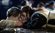 Sevdiği yaşasın diye kendisi buz gibi sularda donarak ölmüştü… Sinema tarihine geçen sahnedeki ‘kapı’ rekor fiyata satıldı