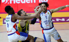 Anadolu Efes, Fenerbahçe Bekoyu yine yendi İkili averaj...