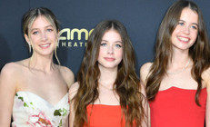 Yıllarca meraklı gözlerden sakladı... Sonunda kızlarını süsledi, püsledi ortaya çıkardı... Aile boyu güzellik