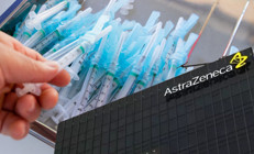 AstraZeneca, nadir görülen yan etkiyi itiraf ettikten sonra aylar sonra Kovid aşısını geri çekiyor