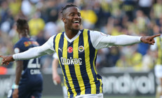 Fenerbahçede Michy Batshuayi durdurulamıyor Belçikalı yıldız ilke imza attı, Djiku golcülere taş çıkardı