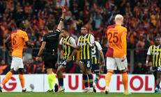 Galatasaray-Fenerbahçe maçında çok konuşulan karar Kırmızı kart sonrası yoğun itiraz...