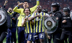 Galatasaray - Fenerbahçe derbisinin son düdüğüyle ortalık karıştı