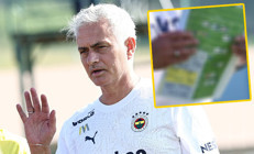 Fenerbahçede Mourinhonun elindeki dosya dikkat çekti Oyuncu isimleri ve taktik diziliş...