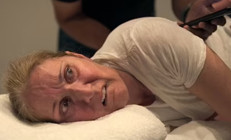 Ünlü şarkıcı kamera karşısında nöbet geçirdi... Nefes bile alamadı... Çektiği acı gözlerine yansıdı