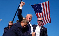 Bu fotoğraf sadece tarihe geçmedi, tarihi değiştirdi… Trump’ın vurulduktan sonra yumruğu havada karesini çeken fotoğrafçı konuştu: Silah seslerini duyar duymaz sahneye koştum