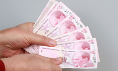 En düşük emekli maaşı belli oldu Yurt dışı çıkış harcı 500 liraya çıkacak