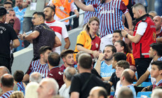 Trabzonda gergin anlar Galatasaray formalı seyirciler dışarı çıkarıldı