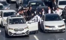 İstanbulda bu kadarına da pes dedirten görüntü E-5te trafiği durdurup dakikalarca halay çektiler