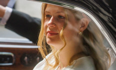 Eski elbiselerle geziyor ama okulda bile özel temizlikçisi var